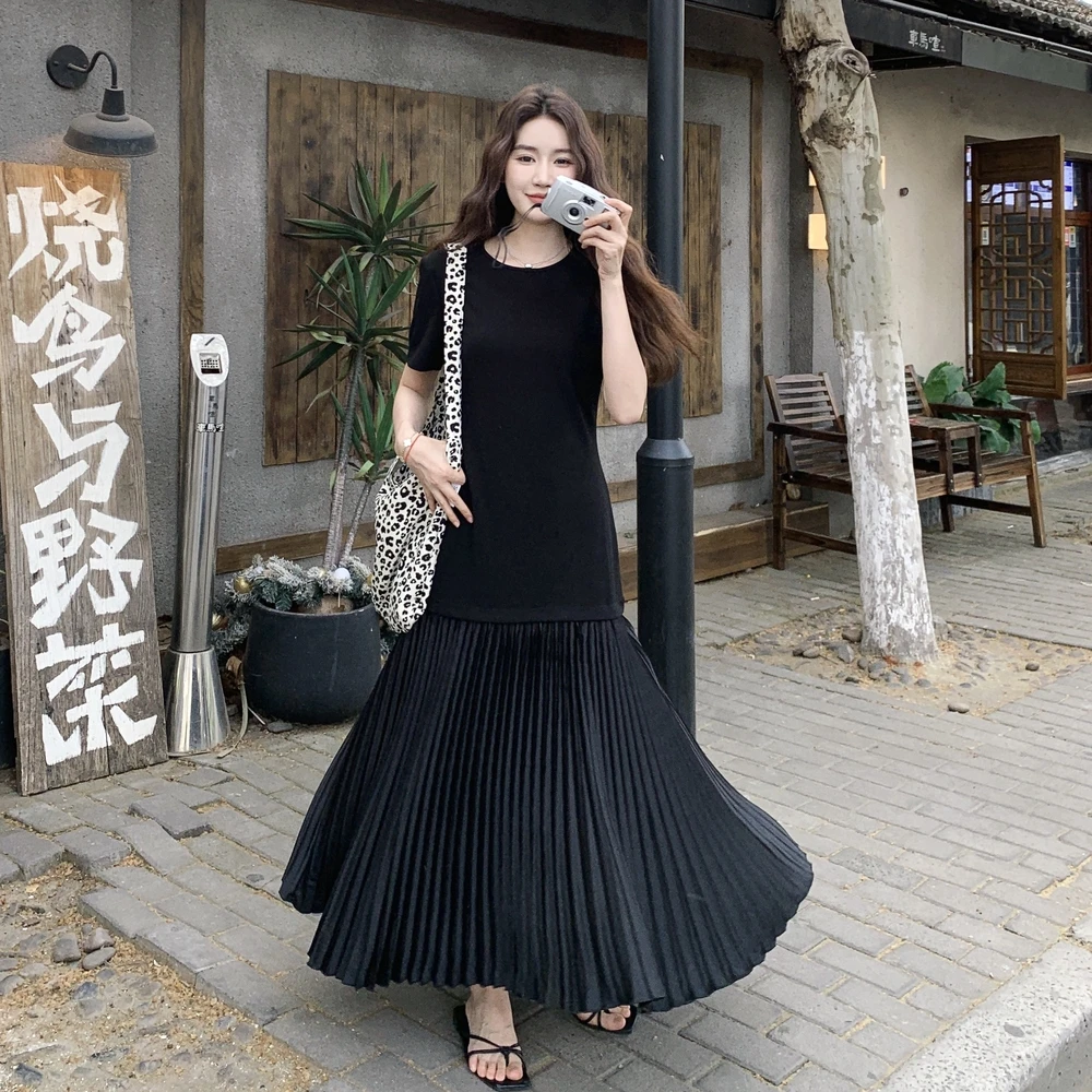 黑色赫本风法式连衣裙2025新款女初夏轻熟风气质显瘦百褶t恤裙子