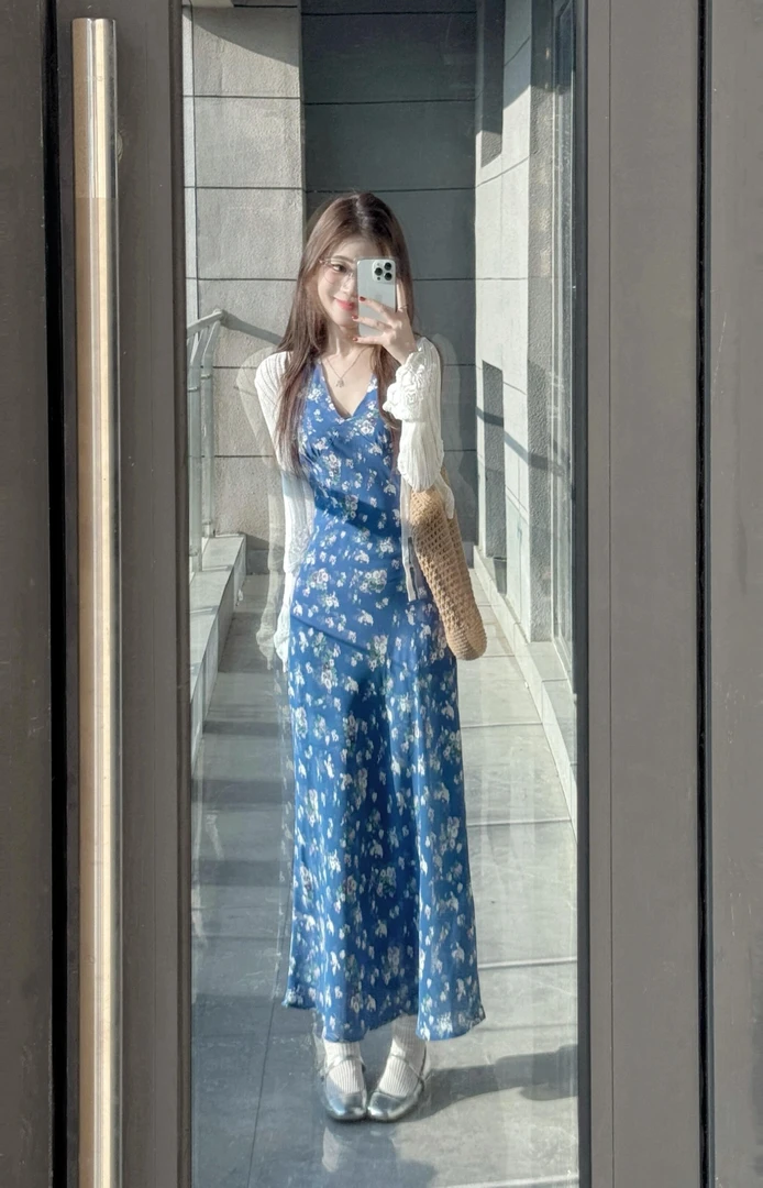 2025春夏法式复古V领蓝色碎花挂脖连衣裙背心长裙蕾丝开衫套装女