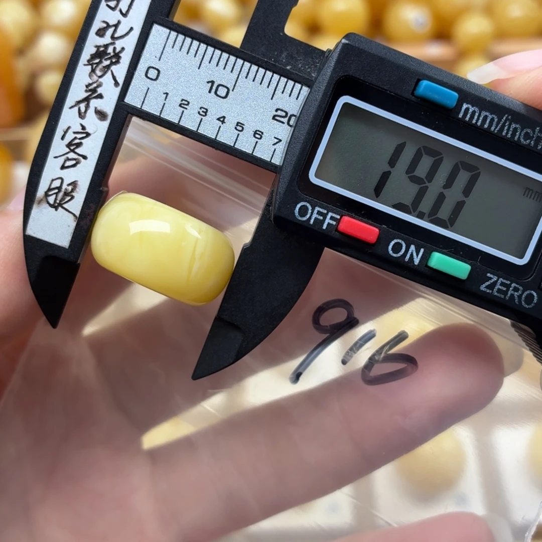 韭***子蜜蜡未镶嵌裸石蜜蜡