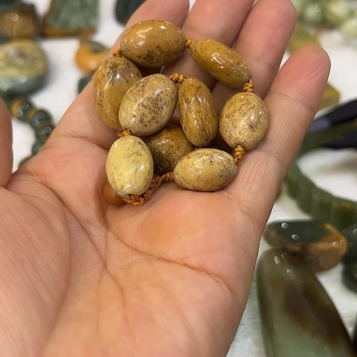 顺***水手串未镶嵌岫岩河磨玉（透闪石质玉）