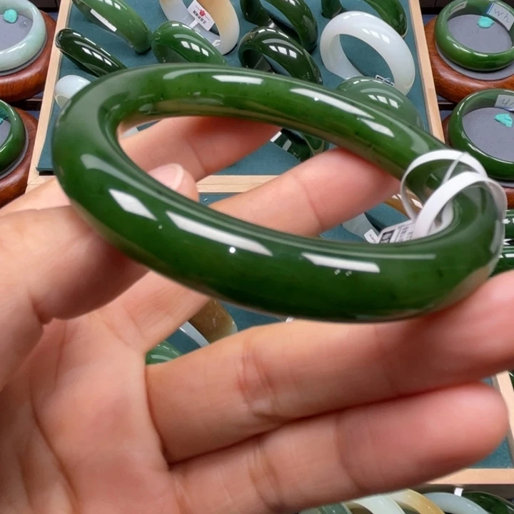 潘***潘未镶嵌手镯和田玉