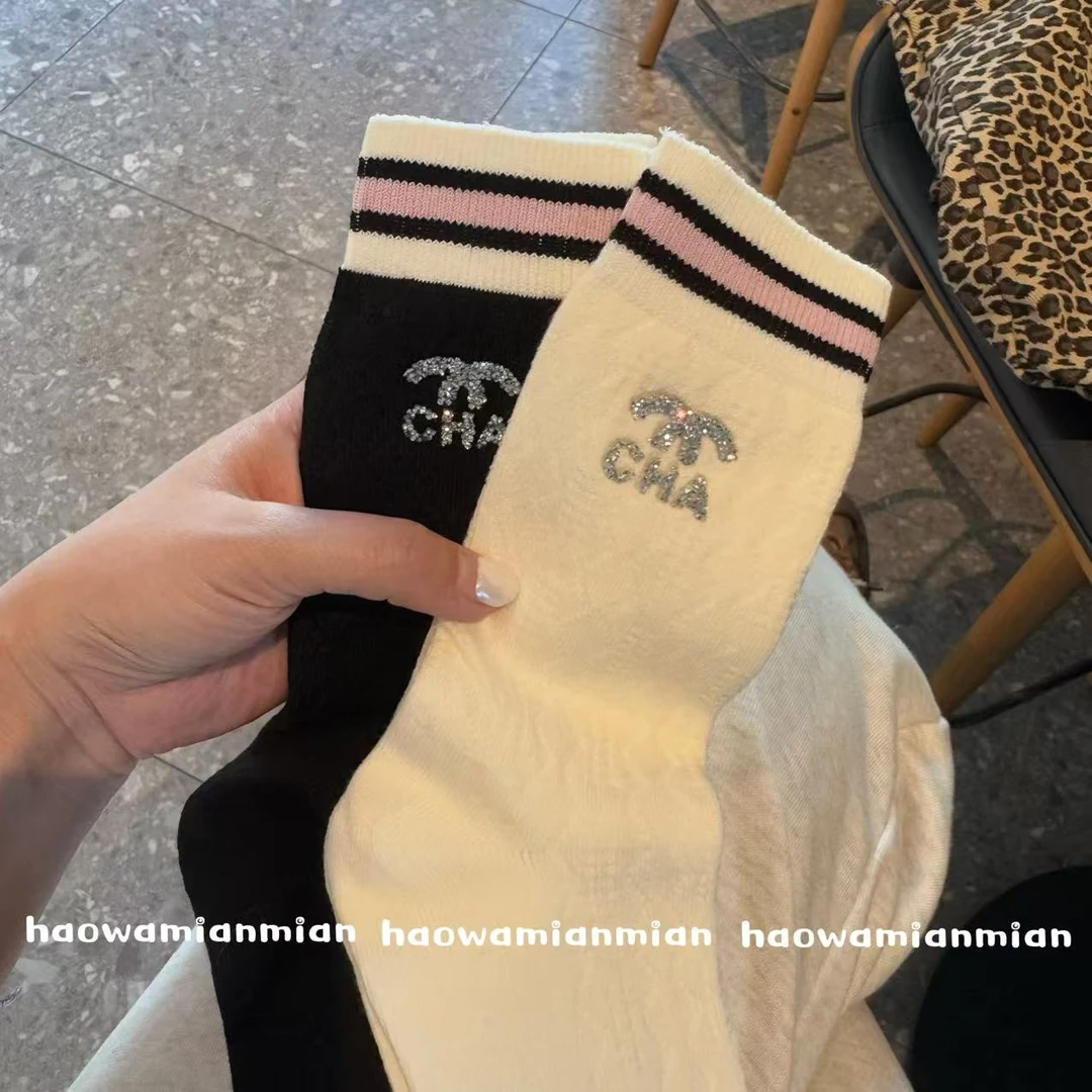 欧货小香风条纹水钻香风字母袜子女秋冬黑色白色中筒网红穿搭潮袜