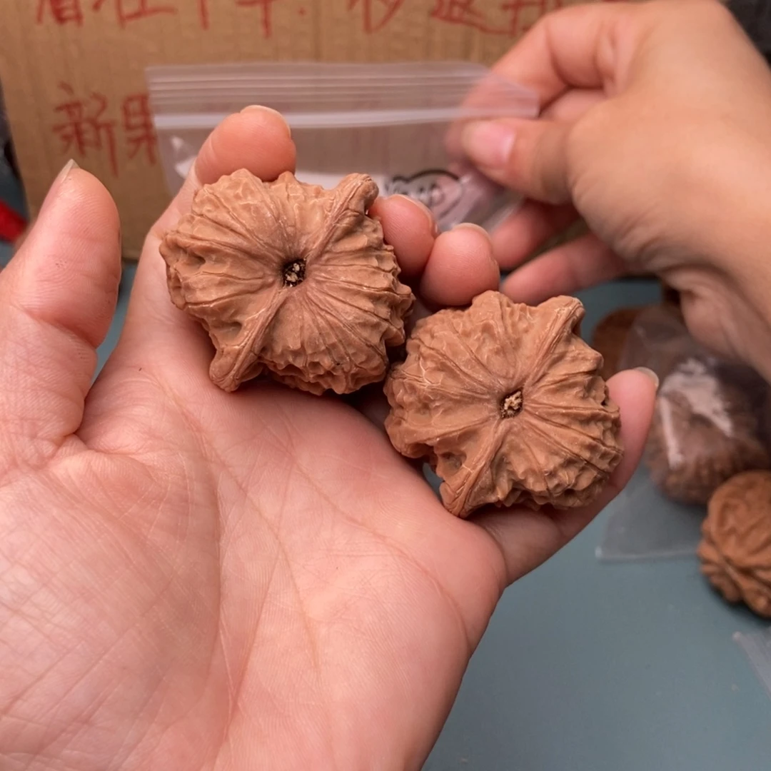 用***2把件文玩核桃血麒麟175