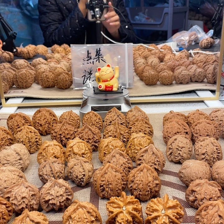 梅***厂吊坠桃核玉喜四棱