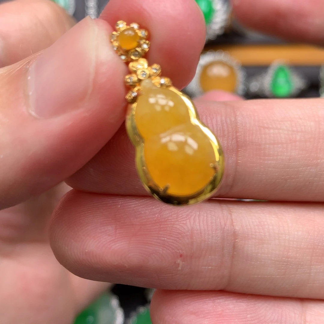 翡翠18K金镶嵌颈饰