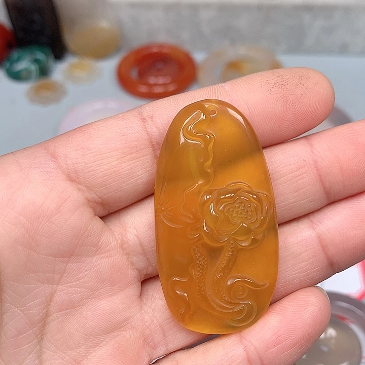 郭***洁玛瑙/玉髓未镶嵌颈饰