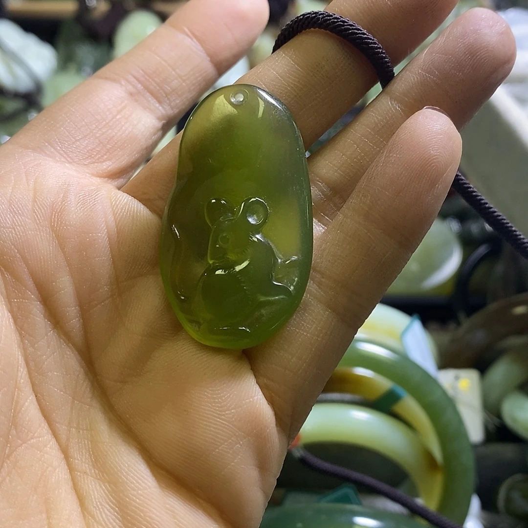 岫玉未镶嵌颈饰老鼠