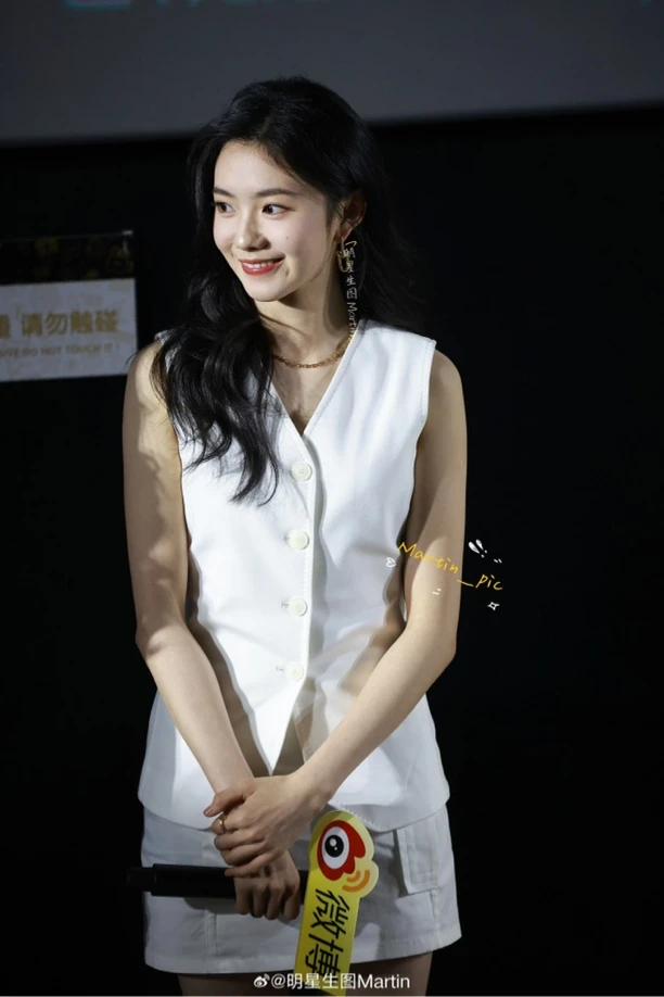 刘浩存明星同款时尚减龄背心马甲修身上衣休闲百搭半身裙女夏套装