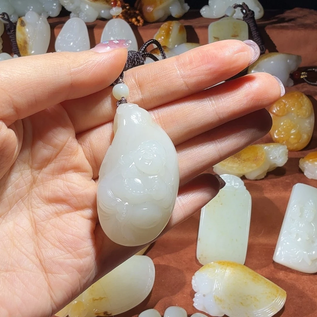 王***记和田玉未镶嵌颈饰