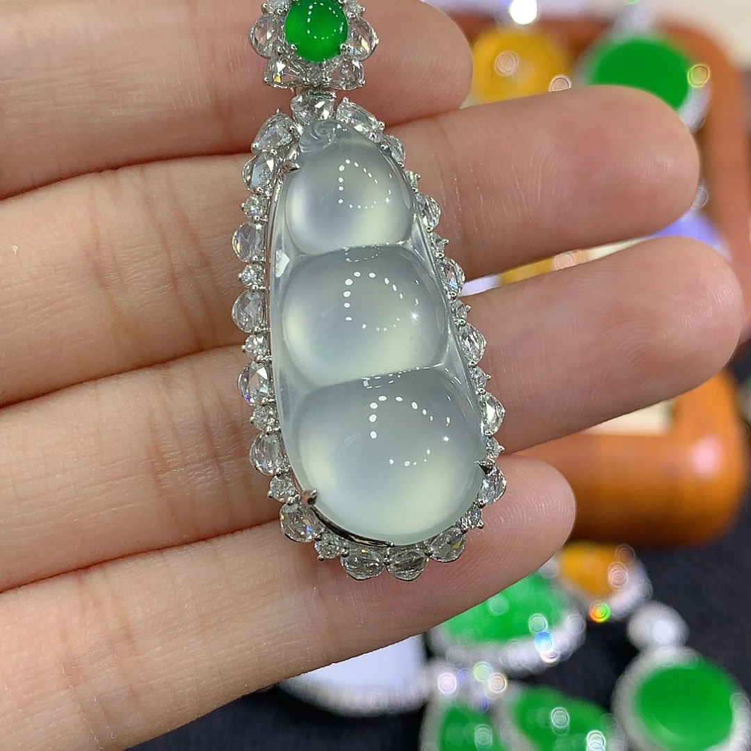 翡翠18K金镶嵌吊坠(不含链)福豆