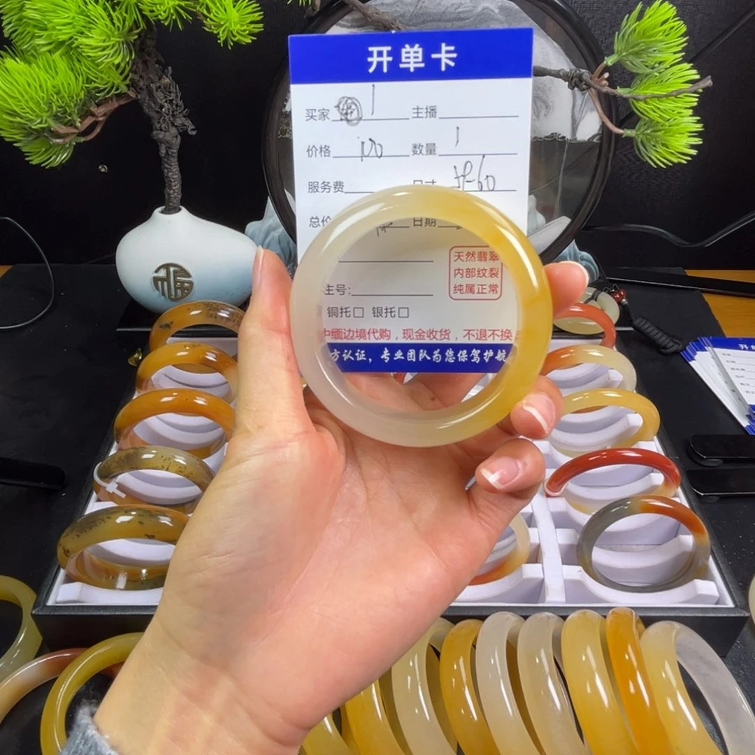 石英质玉手镯未镶嵌