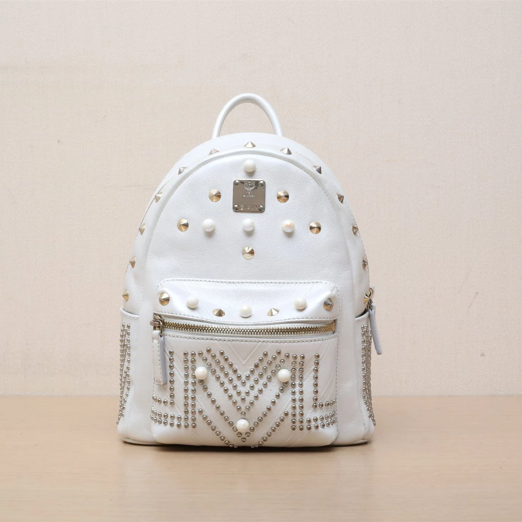 95新 MCM 【娇】一口价白色 PU 浅金扣 珍珠 铆钉 双肩包 582785