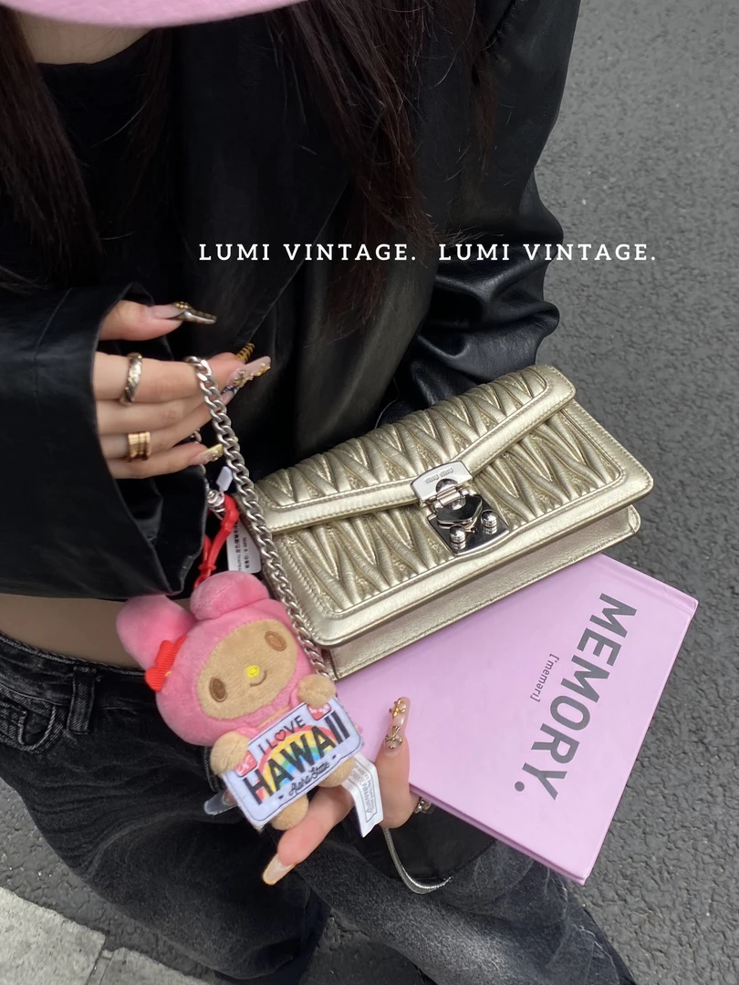 95新 MIU MIU/缪缪 金色褶皱羊皮斜挎包49325611