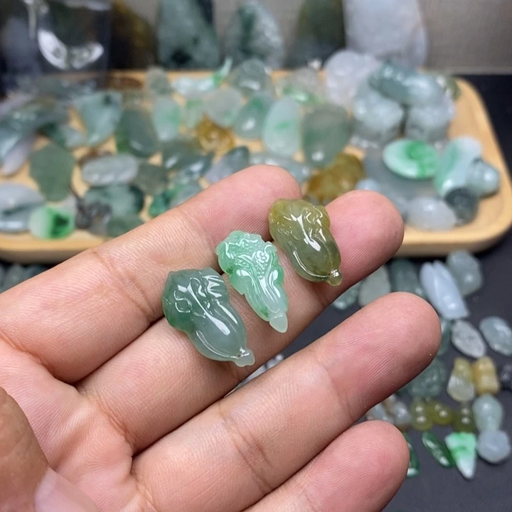 颈饰未镶嵌翡翠白菜一个