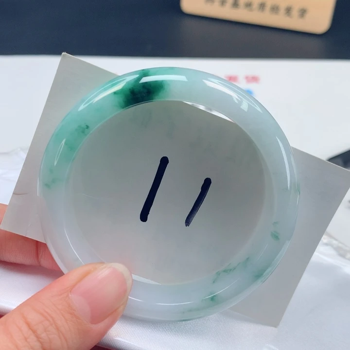 翡翠手镯未镶嵌冰