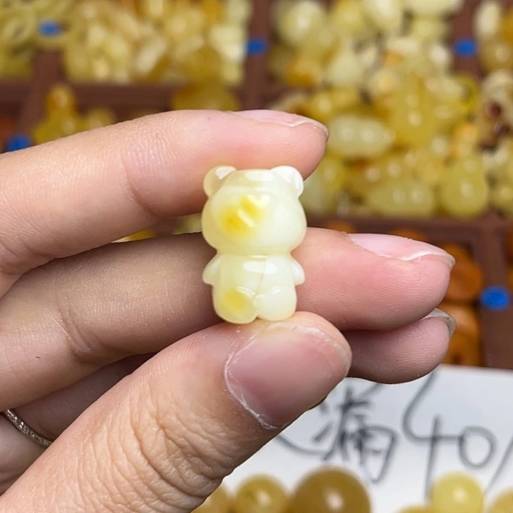 蜜蜡未镶嵌珠宝奇石满蜡白俏色小熊