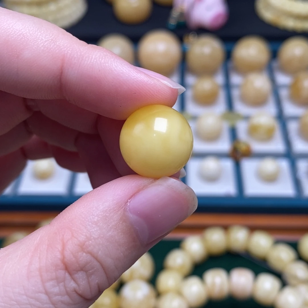 丁***歧蜜蜡未镶嵌珠宝奇石