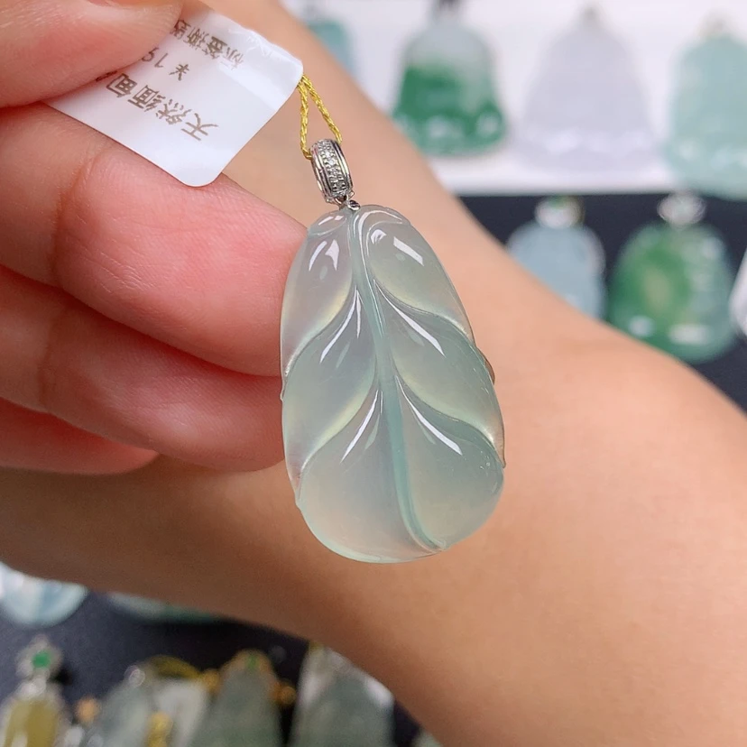 【闪购商品】翡翠18K金镶嵌颈饰叶子