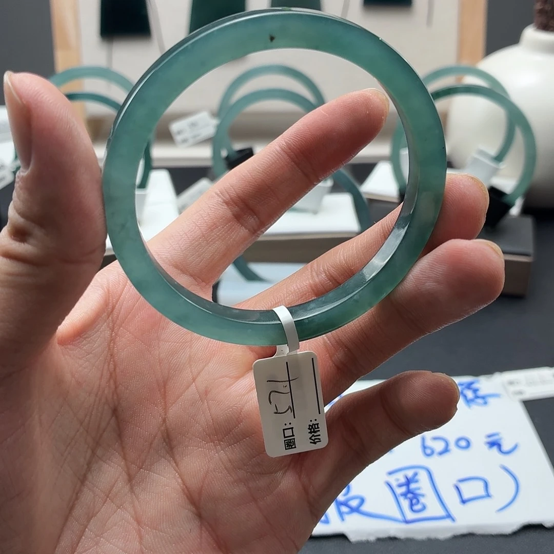 翡翠未镶嵌手镯推荐款57翠绿翡翠手镯