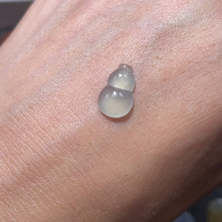 翡翠未镶嵌颈饰有瑕疵葫芦