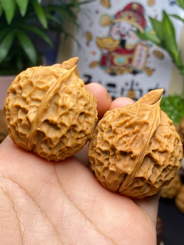精品铁核桃犀牛望月