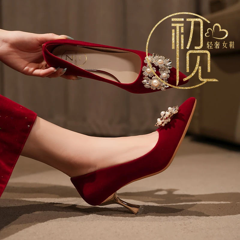红色秀禾服婚鞋女2025秋冬新款结婚订婚鞋浅口尖头不累脚新娘鞋