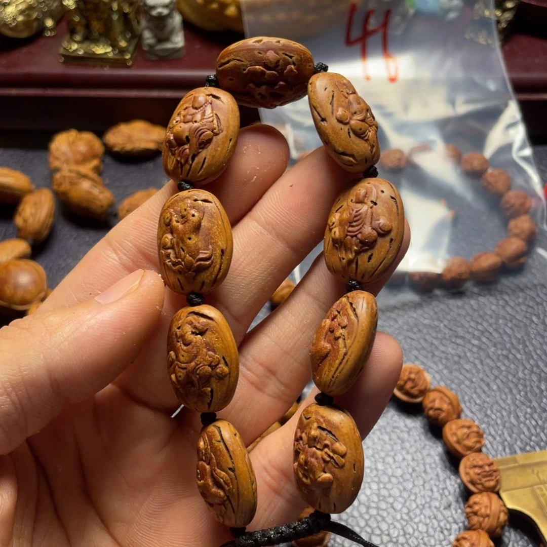 大桃核雕刻瑕疵无相佛