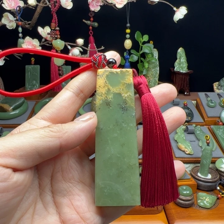 未镶嵌岫岩河磨玉（透闪石质玉）车挂