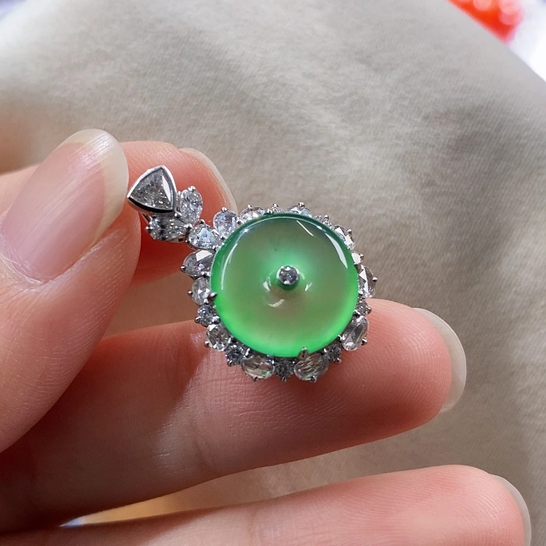 颈饰18K金镶嵌翡翠仙女扣