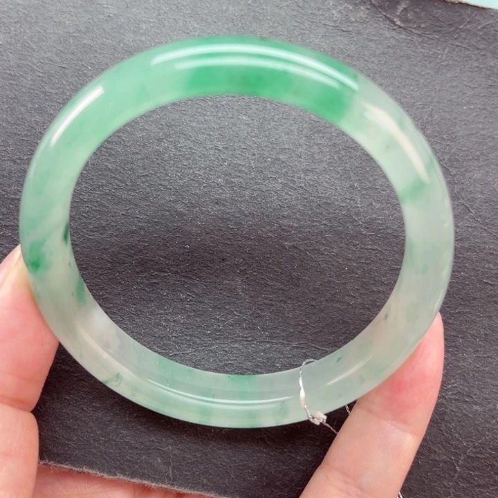 沐***柒未镶嵌手镯石英质玉