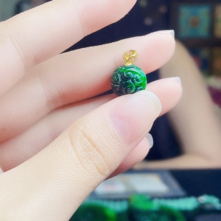 翡翠18K金镶嵌颈饰多样性