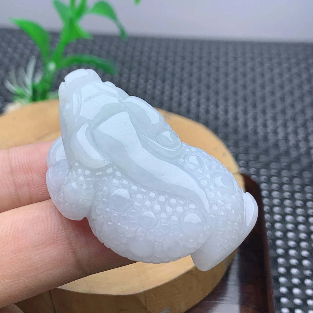 缅甸天然A货翡翠白色冰润大三足三脚金蟾吊坠精雕精雕冰透精美