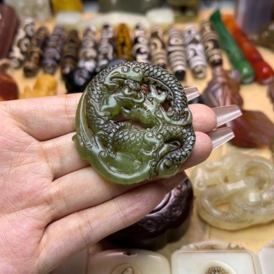 蛇纹石玉未镶嵌颈饰