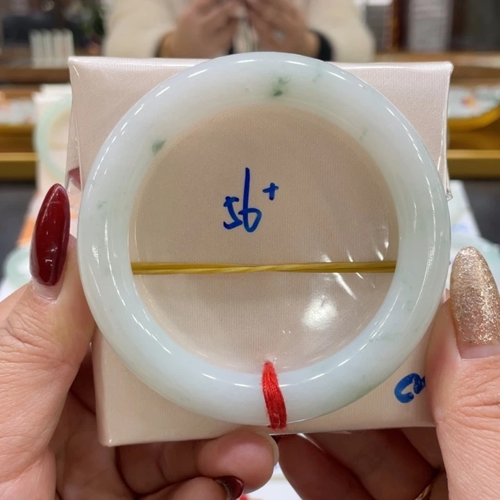 翡翠手镯未镶嵌翡翠