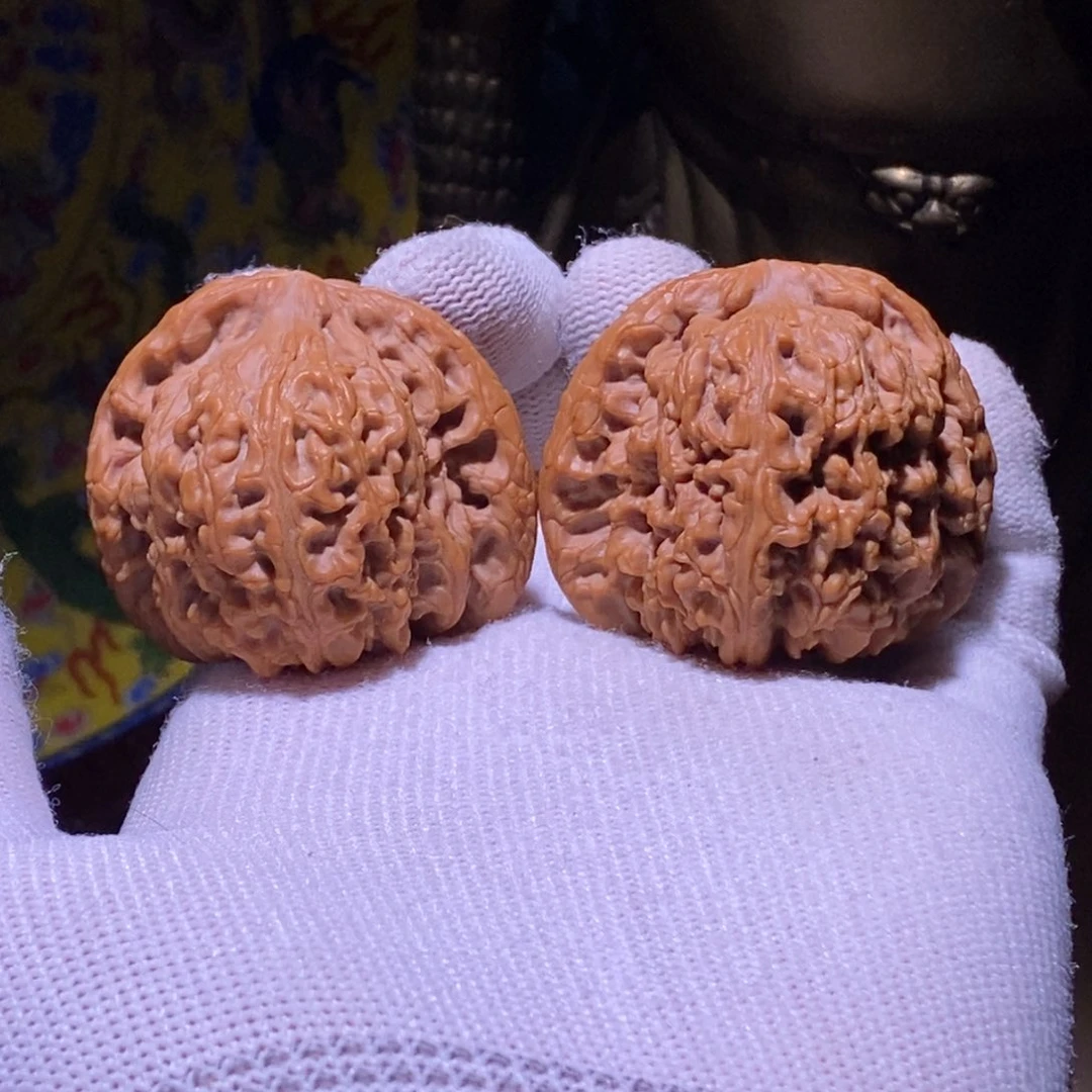 文玩核桃吊坠全品45南疆石。底部微瑕