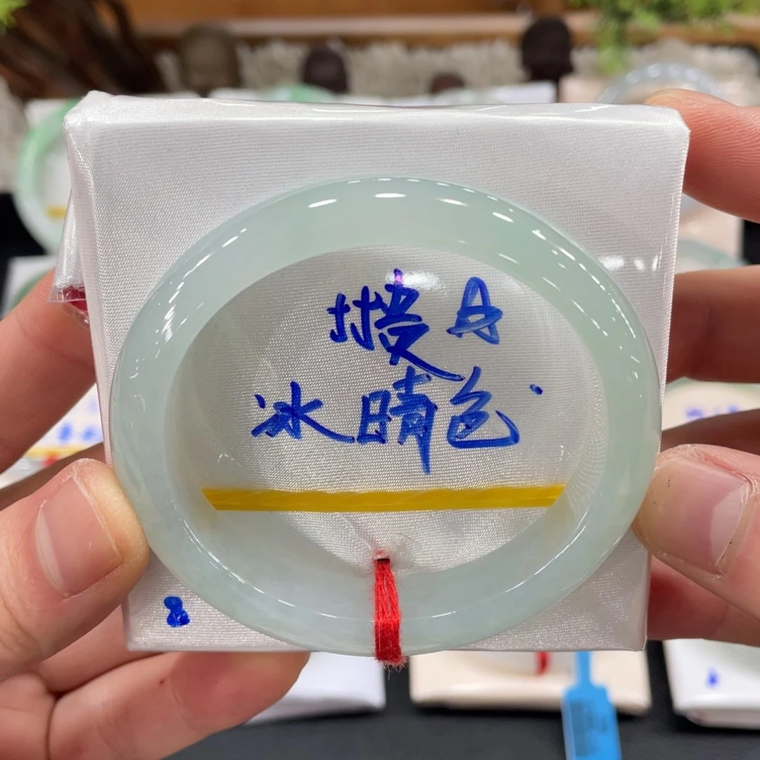 翡翠手镯未镶嵌翡翠