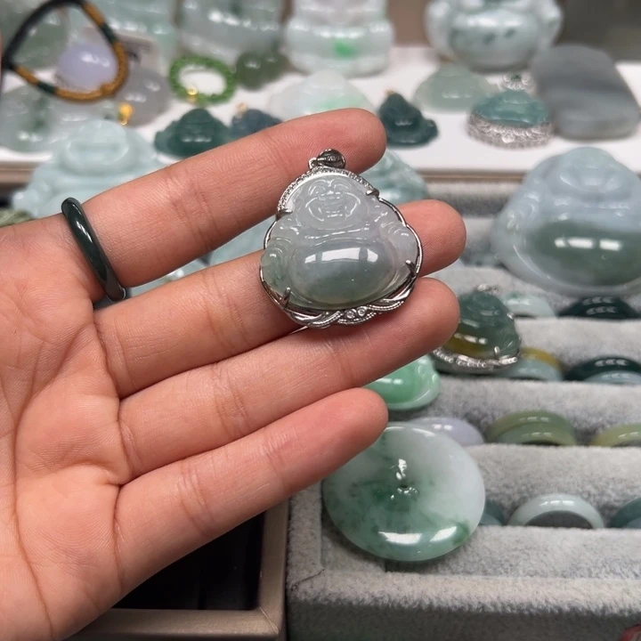 翡翠未镶嵌颈饰佛公