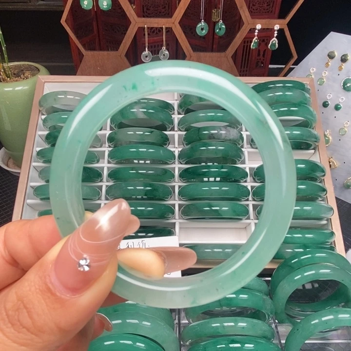 石英质玉（非洲翠）未镶嵌手镯