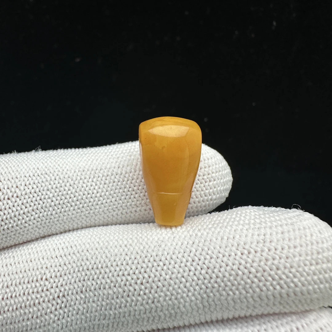 Z1591天然原矿蜜蜡 鸡油红三通 10.6*19mm 100克价