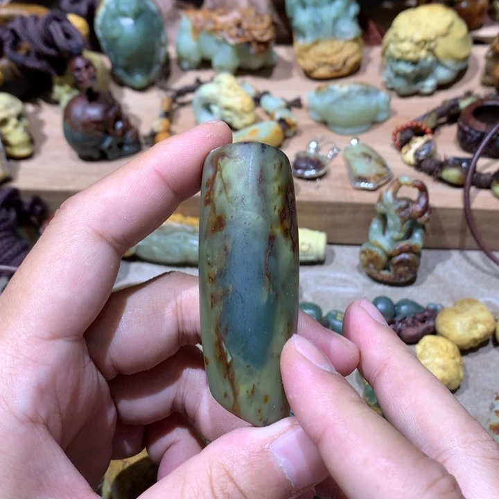 未镶嵌岫岩河磨玉（透闪石质玉）挂件