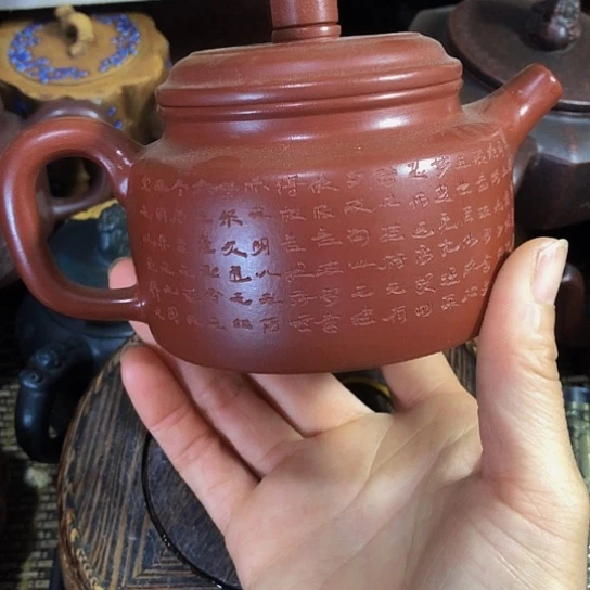 茶壶紫砂原矿泥料手工制作的一把紫砂壶。