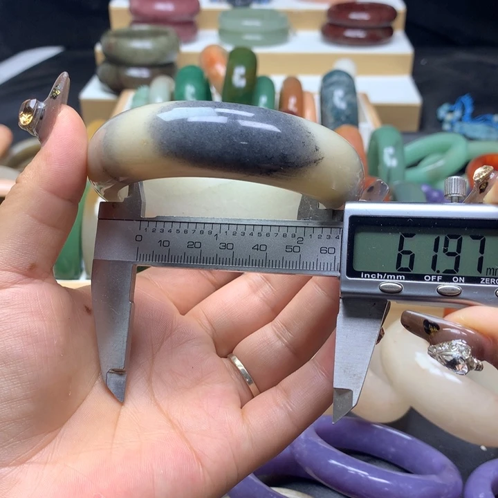 未镶嵌手镯石英质玉