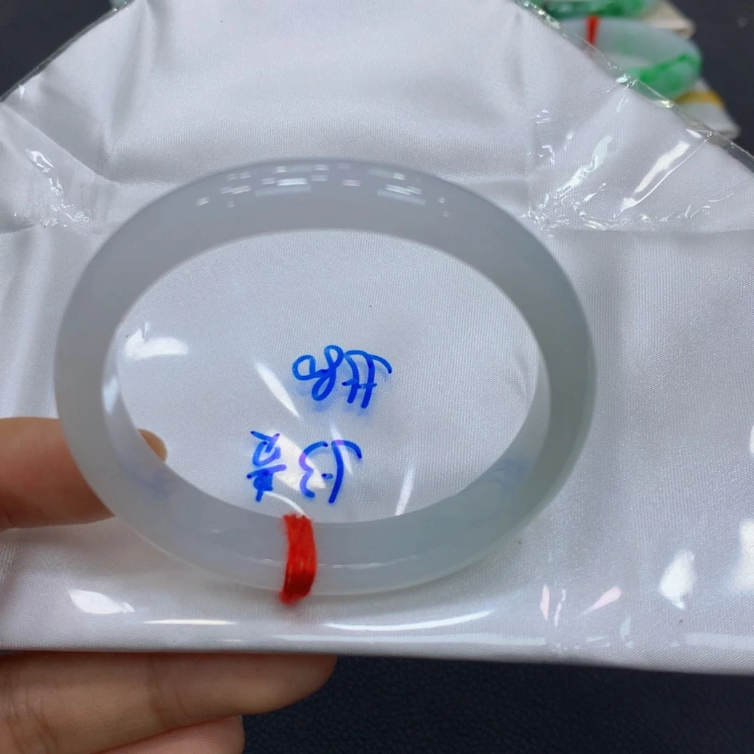 翡翠手镯未镶嵌翡翠