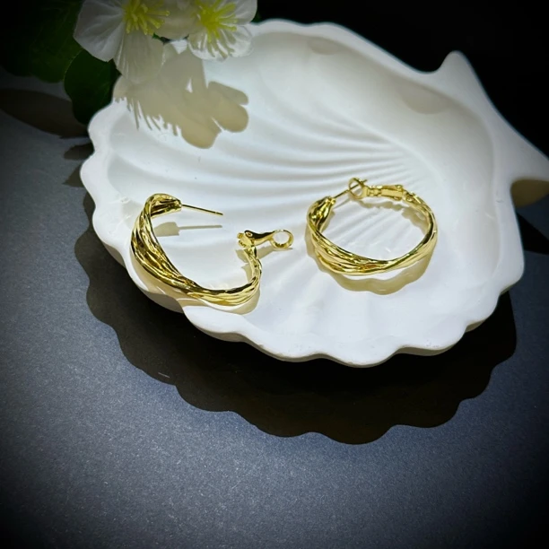 铜合金耳饰 极简高级小众耳环 扭花镀金精奢百搭气质圆圈耳饰