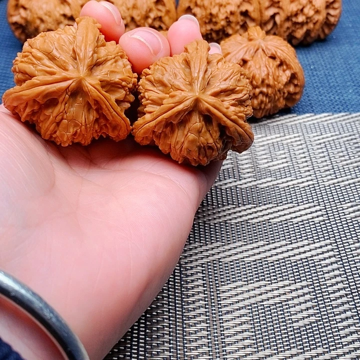 扭****文玩核桃吊坠三棱