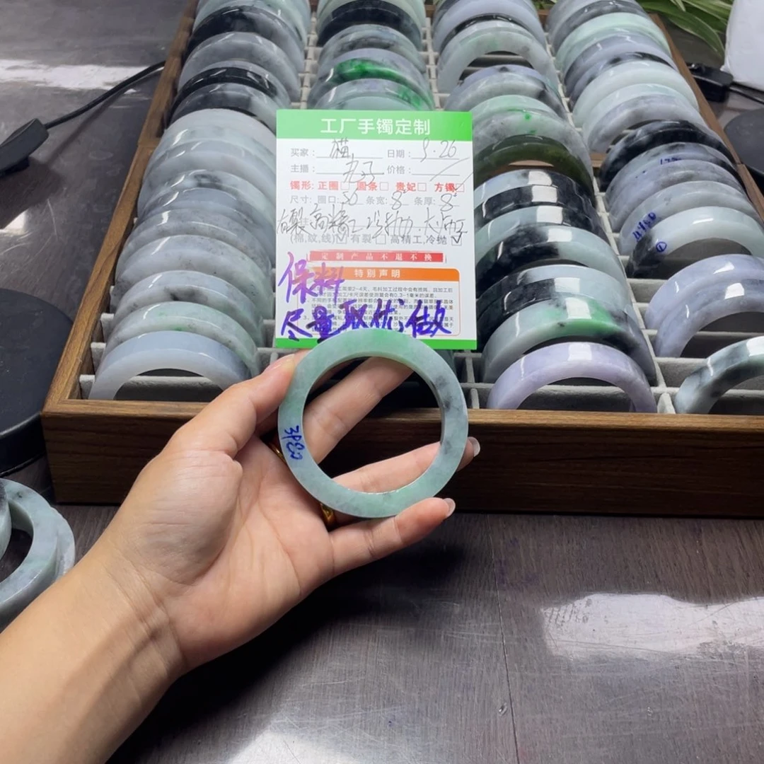猫***妈定制翡翠未镶嵌翡翠手镯