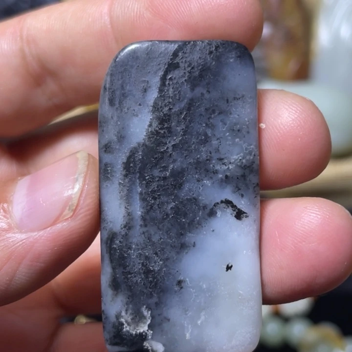 和田玉（墨玉）未镶嵌颈饰