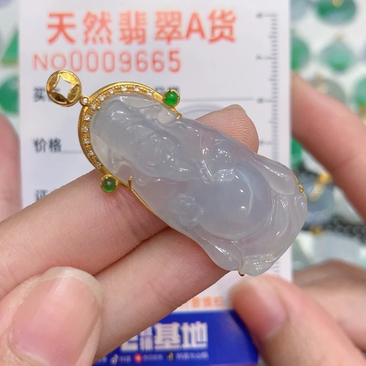 翡翠18K金镶嵌颈饰财神