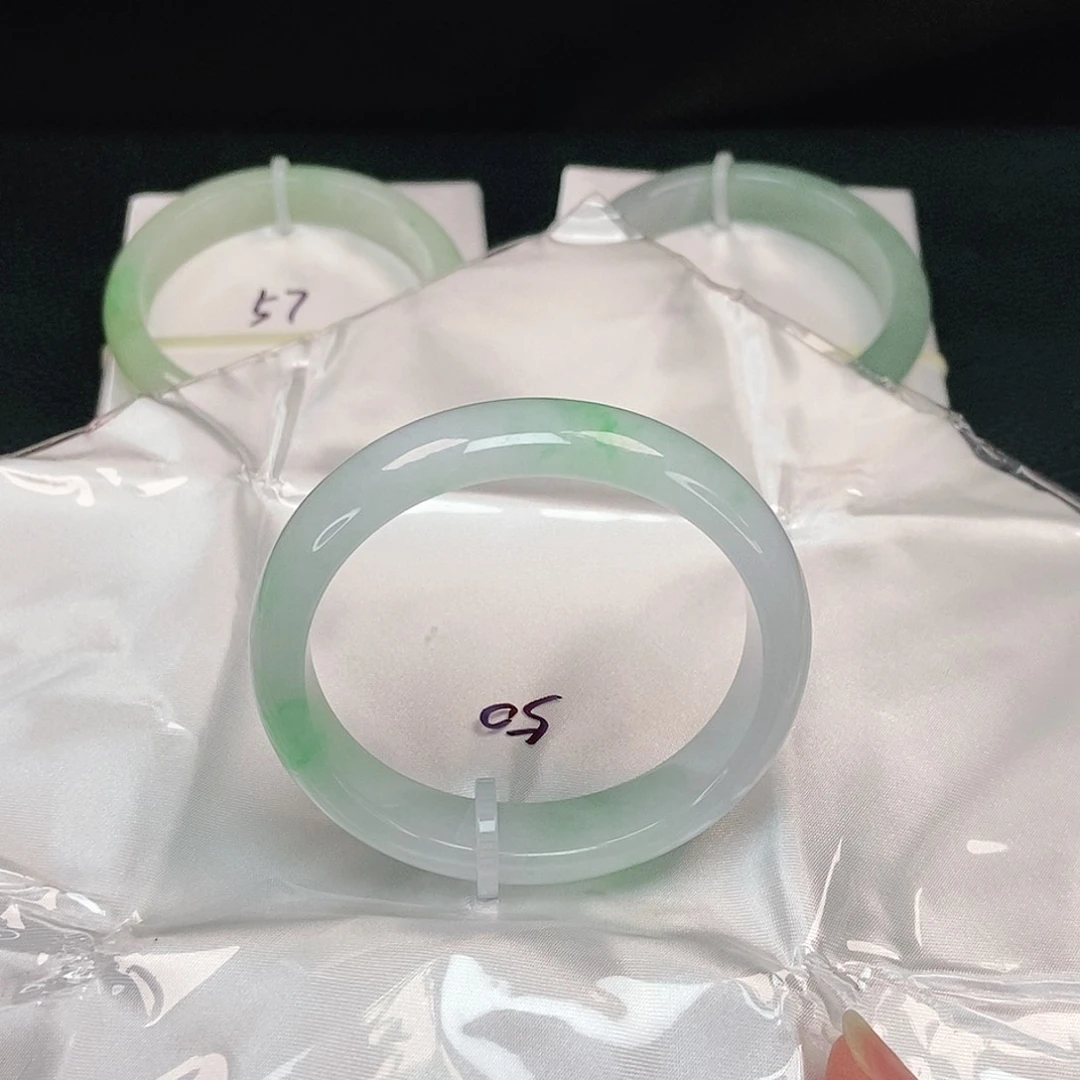 翡翠手镯未镶嵌贵妃