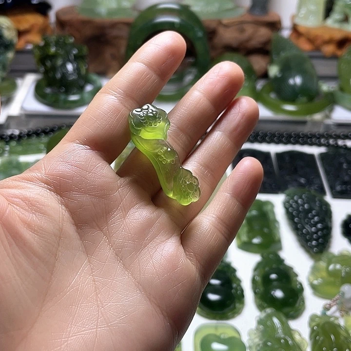 蛇纹石玉未镶嵌颈饰